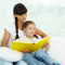 Madre leyendo libro hija. MONTUR habla sobre separación parejas de hecho con hijos y la mediación
